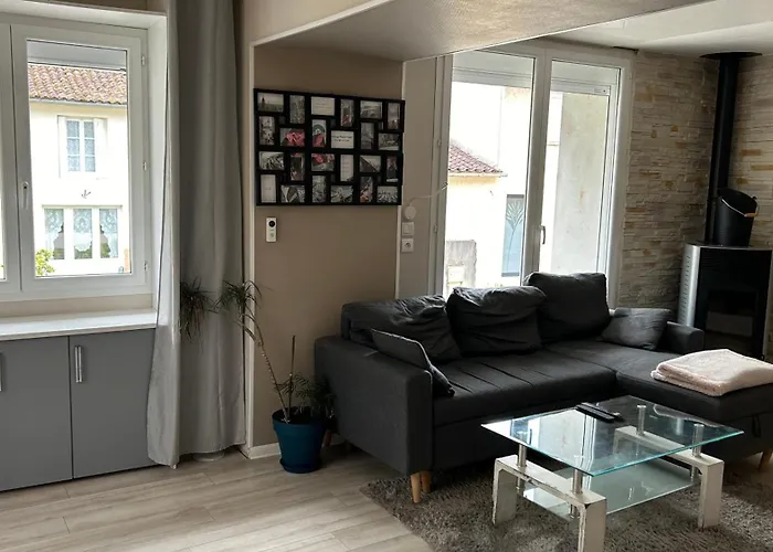 Maison De Ville A 3 Kilometre Du Centre De Cognac , Jacuzzi Privee Et Disponible Sur Place