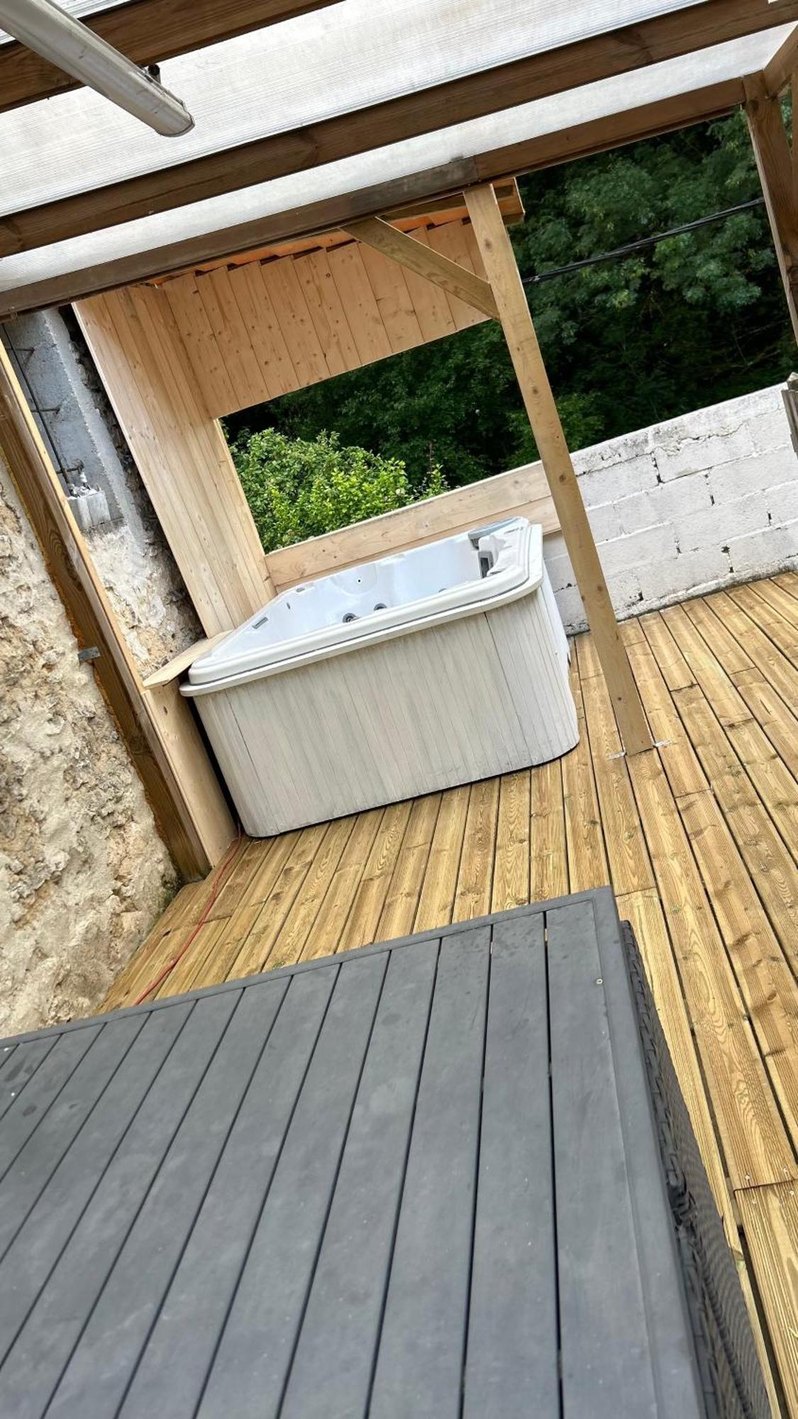 Maison De A 3 Kilometre Du Centre De Cognac , Jacuzzi Privee Et Disponible Sur Place
